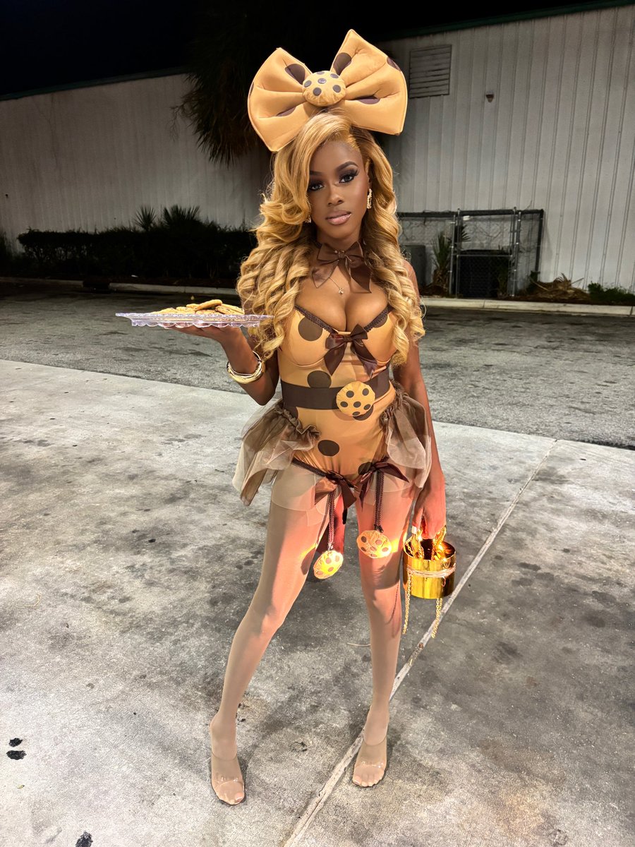 TheBestOfMeek_'s tweet photo. Wanna C🍪🍪kie? #BrunchNVibes #Halloween2k24 #Meeki https://t.co/ZqPZhwJGzq