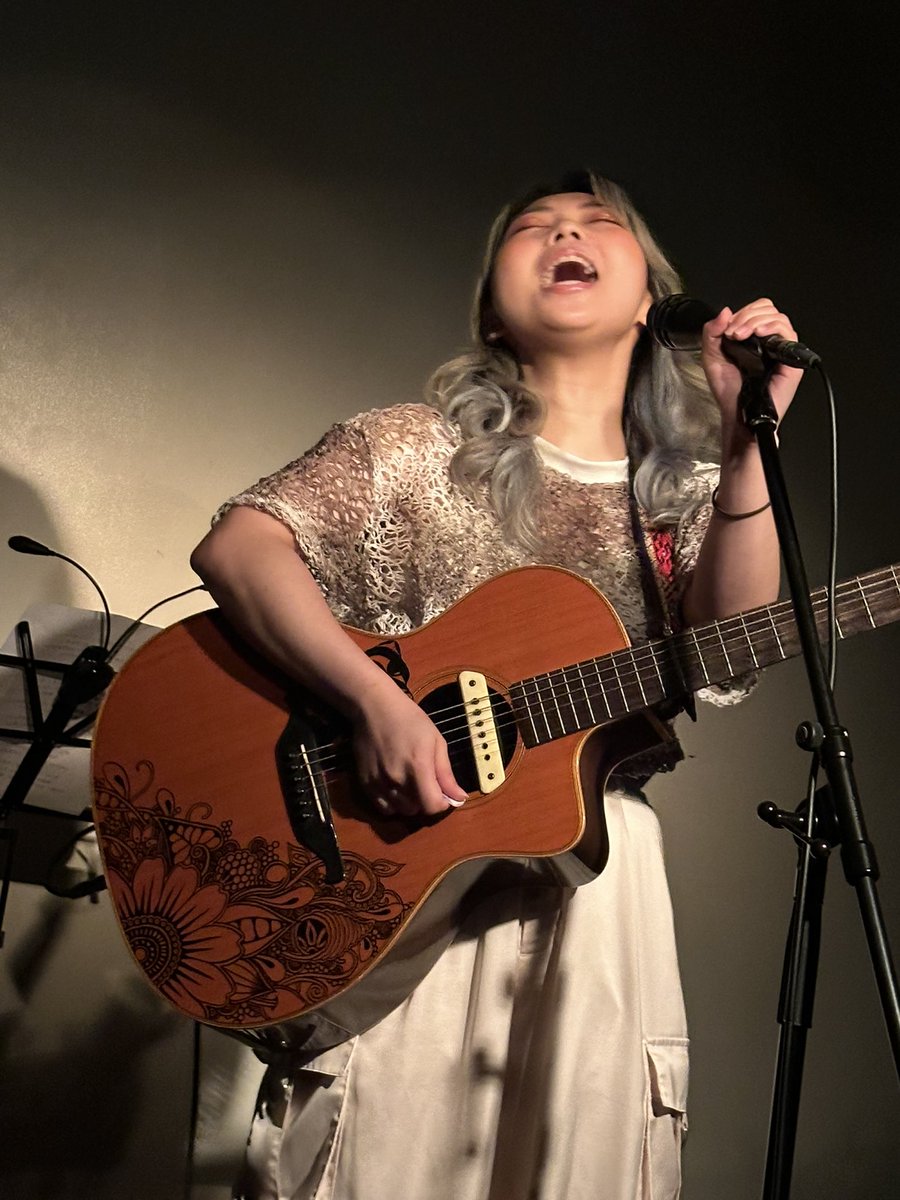 n_pro_spectator's tweet image. 久しぶりに、#下北沢 #DYcube に行く。撮影禁止と記されていて憤ったが（撮影禁止のアーティストやハコには一部例外を除いて行かないことにしている）、#不滅のアスカ さんの許可を得て、撮影パスをもらい、撮影。
出演順が2番目なのは、彼女の実力からすると早すぎだが、さすがの #ライブ だった！