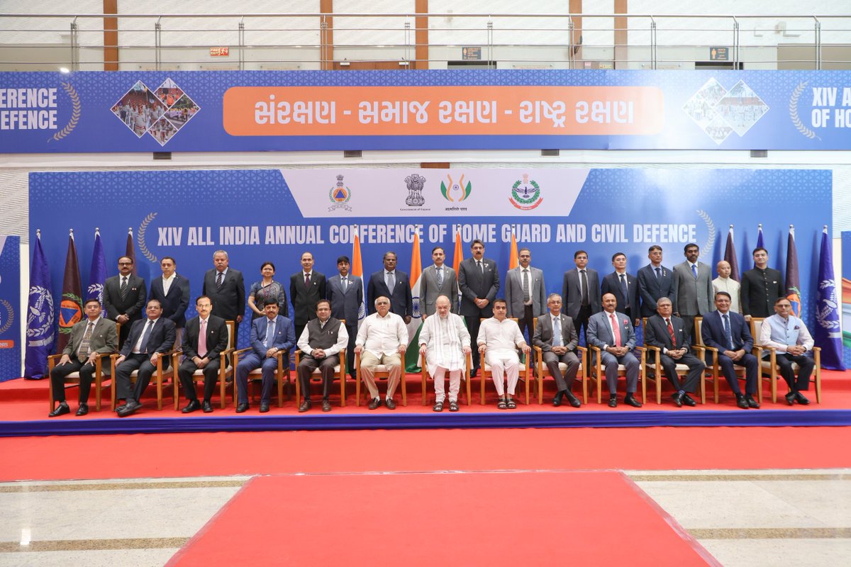 CMOGuj's tweet photo. માનનીય કેન્દ્રીય ગૃહ-સહકાર મંત્રી શ્રી અમિતભાઈ શાહે આજે 14મા અખીલ ભારતીય નાગરિક સંરક્ષણ અને ગૃહ રક્ષણ સંમેલનનો મુખ્યમંત્રી શ્રી ભૂપેન્દ્રભાઈ પટેલ, ગૃહરાજ્ય મંત્રી શ્રી હર્ષભાઈ સંઘવી, ગૃહ રક્ષક અને નાગરિક સુરક્ષા સંગઠનના પ્રમુખશ્રીઓ તેમજ અન્ય મહાનુભાવોની ઉપસ્થિતિમાં મહાત્મા મંદિર, ગાંધીનગર ખાતે શુભારંભ કરાવ્યો હતો.

માનનીય કેન્દ્રીય મંત્રી શ્રી અમિતભાઈ શાહે આપત્તિના સમયે હોમગાર્ડસ અને સિવિલ ડિફેન્સના જવાનોની કામગીરીની સરાહના કરતાં ભવિષ્યમાં જનજાગૃતિના વિવિધ અભિયાનમાં તેમની સક્રિય ભાગીદારી અંગેના આયોજનની રૂપરેખા રજૂ કરી હતી. તેમણે દેશની જરૂરિયાતને અનુલક્ષીને બંને સંગઠનને વધુ સુસંગત બનાવવા માટે વિભાગના સૌ વરિષ્ઠ અધિકારીઓને અનુરોધ કર્યો હતો.