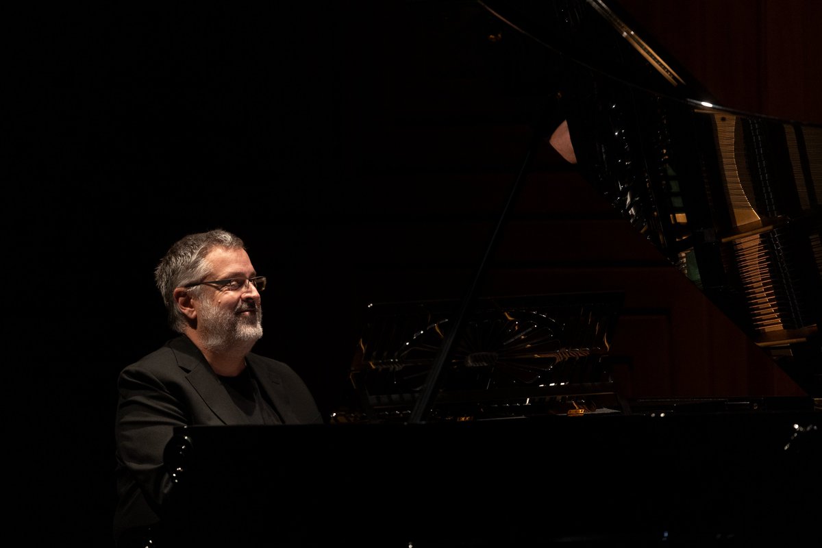 🎹 Ontem à noite no Grande Auditório, Artur Pizarro interpretou a Partita n.º 4 e o Concerto Italiano de Bach, e a Sonata para Piano D. 960 de Schubert. 

📷 Jorge Carmona / Antena 2