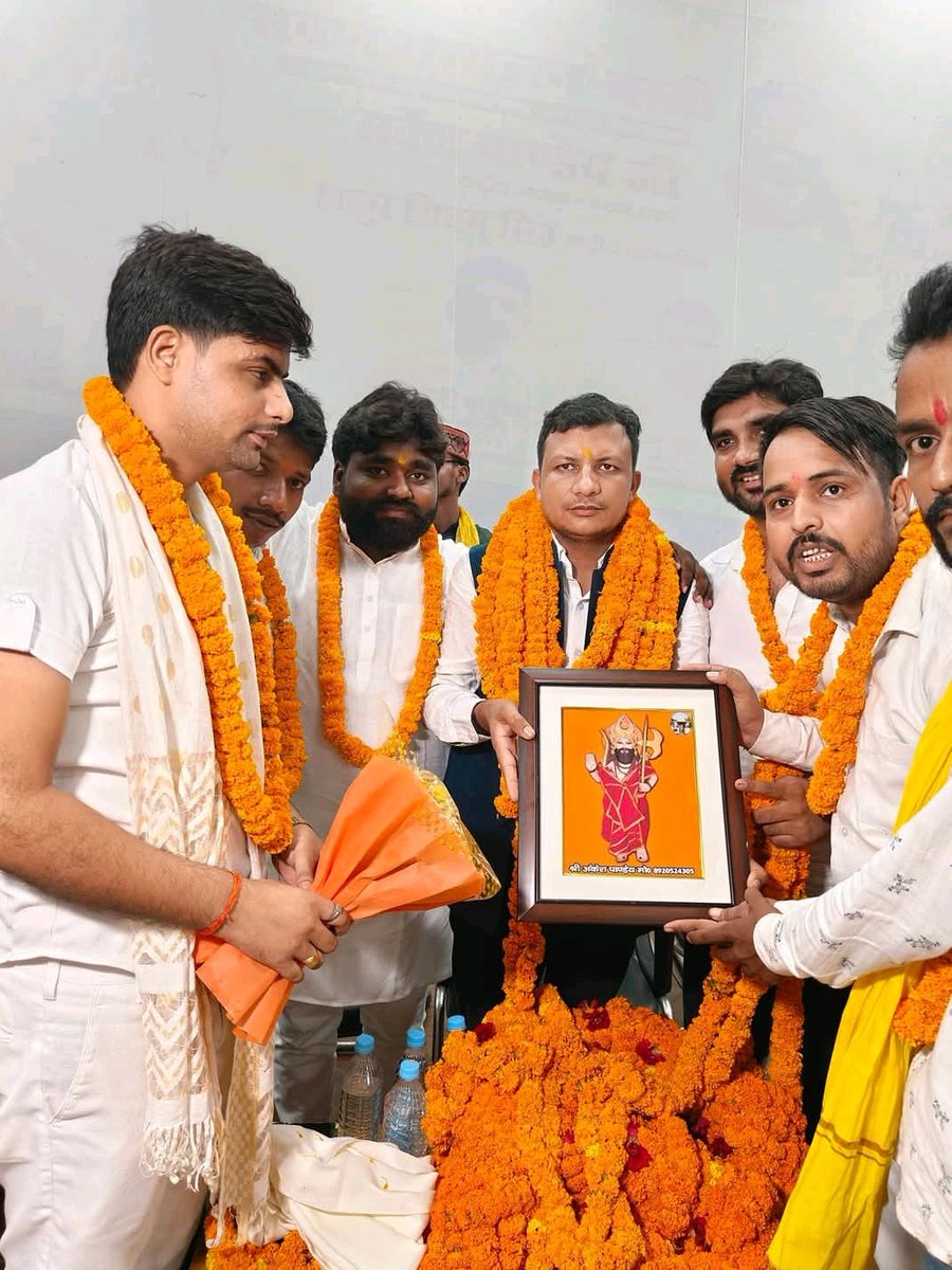ashu26Pandey's tweet photo. यही वह SHO इकौना, जनपद श्रावस्ती राजकुमार सरोज है जिसने सवर्ण आर्मी प्रमुख सर्वेश पांडेय जी की जाती ब्राह्मण होने के कारण उनके साथ अभद्रता की उनके साथ दुर्व्यवहार किया है, उन्हें फ़र्ज़ी मामले में फंसाने की धमकी दी!

यह पहले भी निलंबित हो चुका है! 

#SuspendSHORajkumar https://t.co/xwL0TWeB83