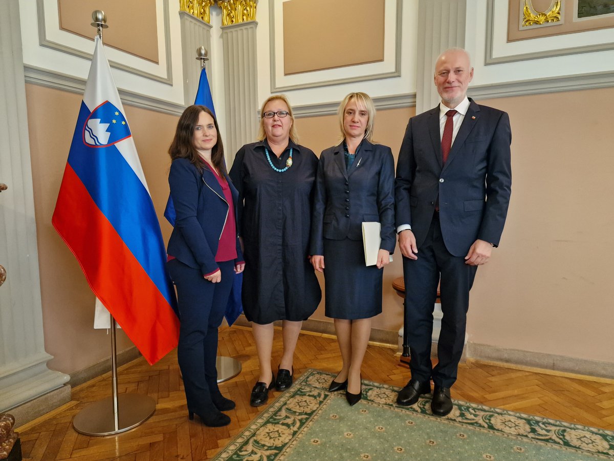 Državno odvetništvo Republike Slovenije (@dodvrs) on Twitter photo Danes je na <a href="/Mpravosodje/">Ministrstvo za pravosodje</a> pred državnim sekretarjem dr. Milanom Brglezom, ob prisotnosti namestnice generalne državne odvetnice Mateje Senih in vodje Civilnopravnega in gospodarskega oddelka, VDO mag. Jerice Halilovič potekala zaprisega višje državne odvetnice mag. Zale Lešnik. Danes je na <a href="/Mpravosodje/">Ministrstvo za pravosodje</a> pred državnim sekretarjem dr. Milanom Brglezom, ob prisotnosti namestnice generalne državne odvetnice Mateje Senih in vodje Civilnopravnega in gospodarskega oddelka, VDO mag. Jerice Halilovič potekala zaprisega višje državne odvetnice mag. Zale Lešnik.