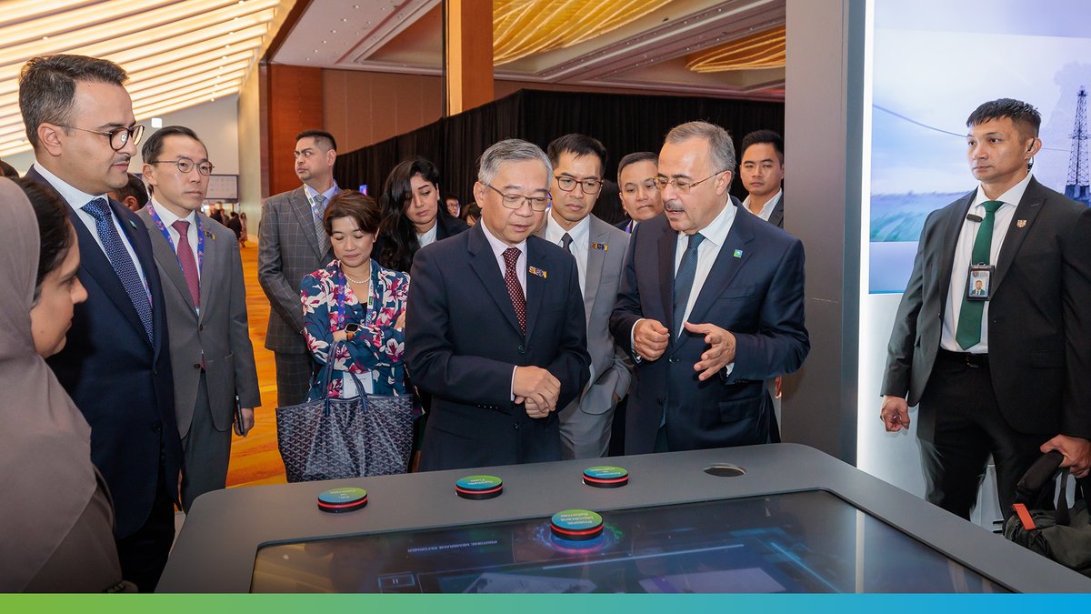 aramco's tweet photo. At #SIEW2024, we showcased #aramco’s energy solutions to Singapore’s Deputy Prime Minister and Minister for Trade and Industry, Gan Kim Yong, highlighting our efforts in new energies, decarbonization, materials transition, and digital transformation https://t.co/pYezFIQBxJ