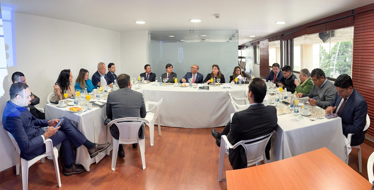 #JusticiaProntaYEfectiva. El presidente de <a href="/CorteSupremaJ/">Corte Suprema de Justicia</a> Gerson Chaverra Castro se reúne con integrantes de la Comisión Primera del Senado para socializar reforma, radicada en el Congreso, que busca acelerar los procesos y mejorar la administración de justicia.