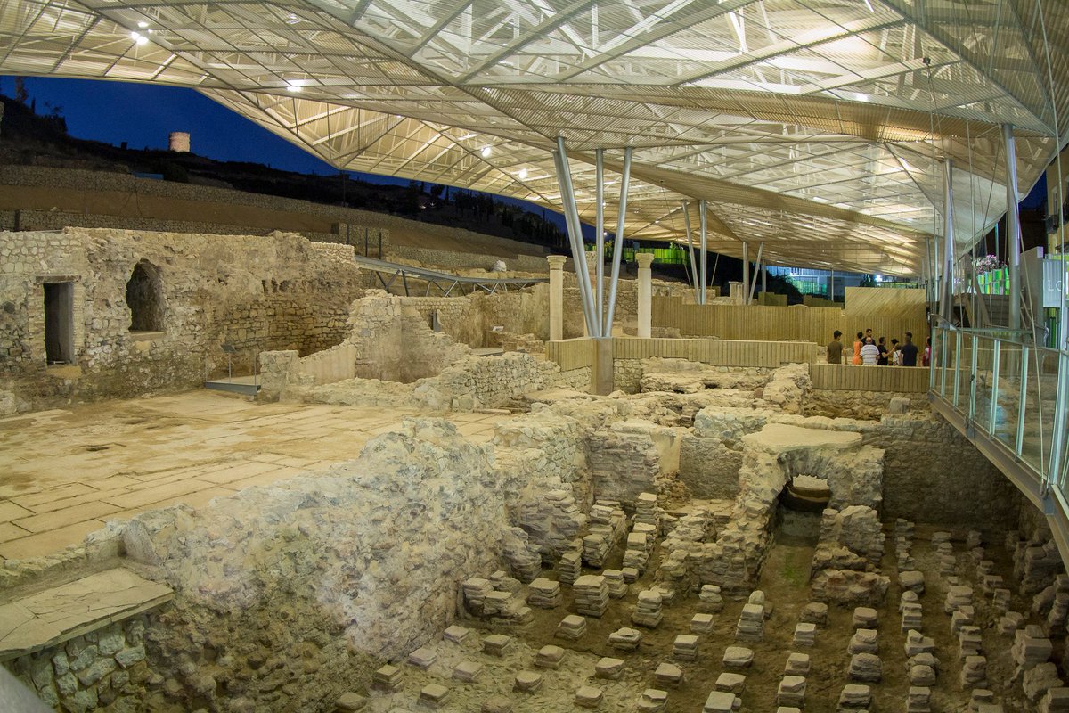 Los romanos fueron grandes ingenieros y desarrollaron el hipocausto, un sistema de calefacción subterránea mediante gases calientes, que permitía caldear los suelos y las paredes de las saunas, como que puedes ver en el Museo Foro Romano.

 #VisitaCartagena #CartagenaRomana