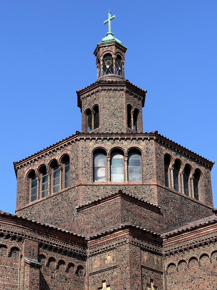gmoult's tweet photo. brickwork like you’ve never seen

schmill &amp; gould, blessed trinity church, buffalo, ny (1923) https://t.co/Zf0J7AGcz5