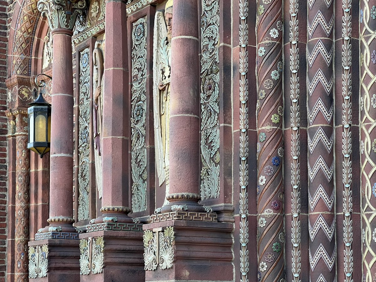 gmoult's tweet photo. brickwork like you’ve never seen

schmill &amp; gould, blessed trinity church, buffalo, ny (1923) https://t.co/Zf0J7AGcz5