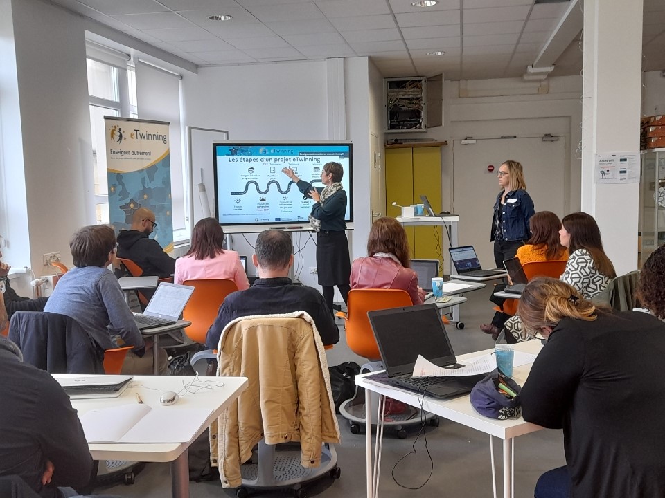 Vacances studieuses avec <a href="/eTwinningFrance/">eTwinning France</a> pour des enseignants de <a href="/acnancymetz/">Académie de Nancy-Metz</a> : une journée pour  découvrir le dispositif et se lancer dans des projets de mobilité virtuelle🇪🇺 Merci à nos dynamiques ambassadrices <a href="/LoLanglois/">Laurence Langlois</a> <a href="/Forveil21/">Magali Forveil</a>