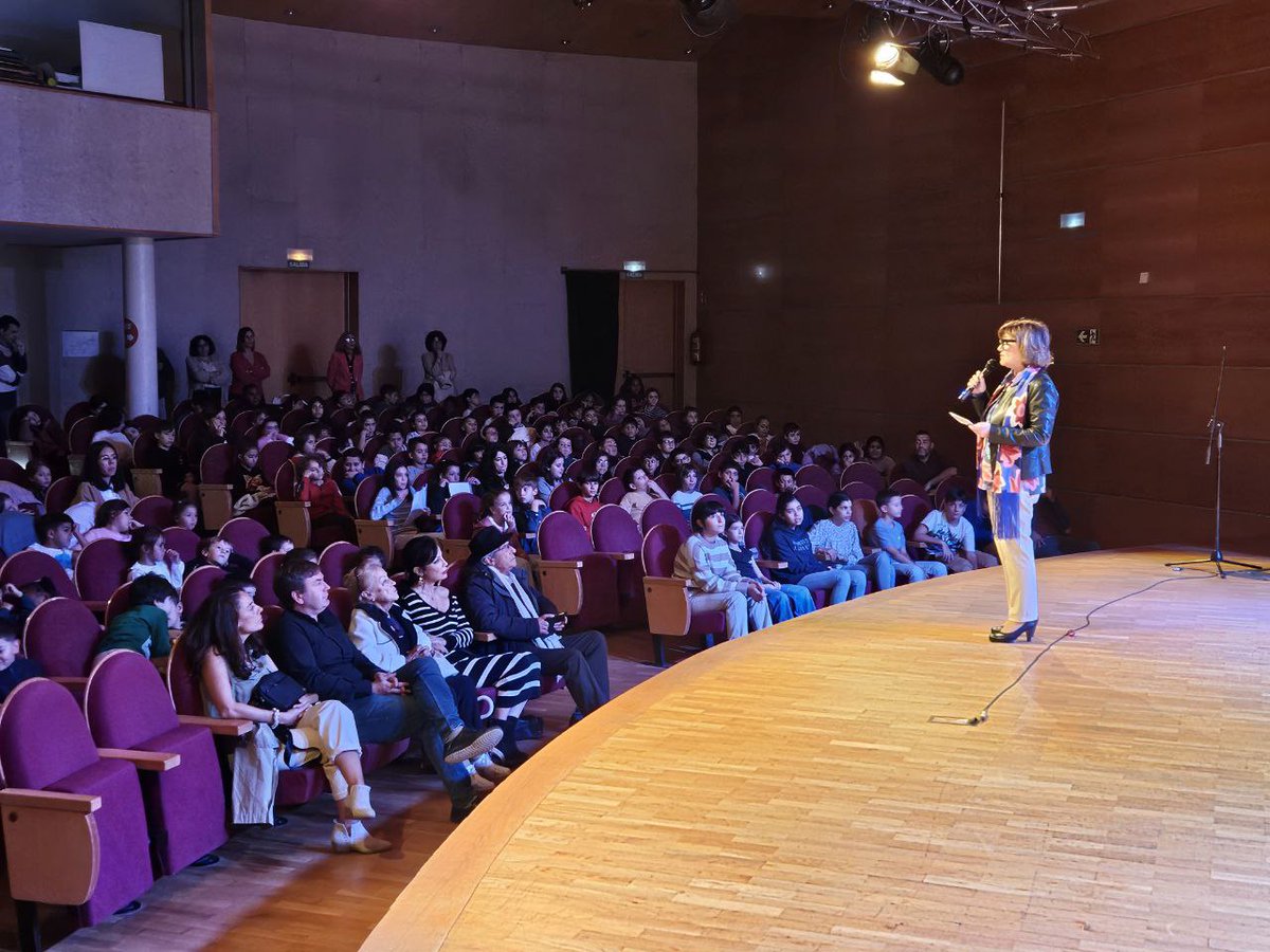 AcademiaGalega's tweet photo. 📣 “Nós, como galegos e galegas, temos o deber de defender, de impulsar, de valorar e de gozar co tesouro que é a nosa lingua". 

O alumnado reivindica o idioma na entrega dos Premios Contádenos o voso Día das Letras #PrimaveraDasLetras ⬇️
https://t.co/Qdee6jqz3W https://t.co/zpjspNwfwp
