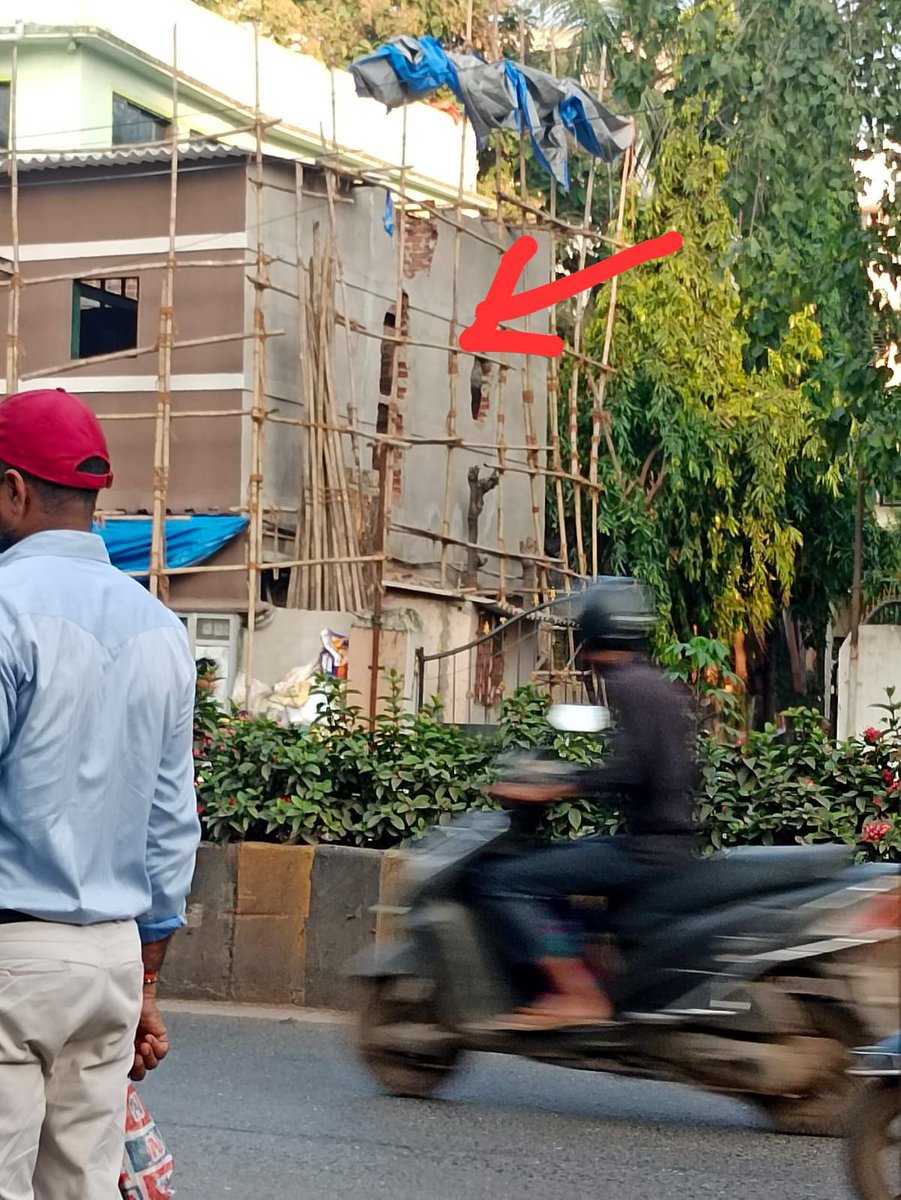SayedZaeemRizvi's tweet photo. Demolition fraud alert! Instead of complying with the demolition order, a window and door were built at the unauthorized commercial galas of ground + 1 next to Chincholi Fatak Dargah SV Road Malad West. Why is BMC allowing this mockery of the law? #PublicSafety #CorruptionInBMC https://t.co/Hhbxvrs76I
