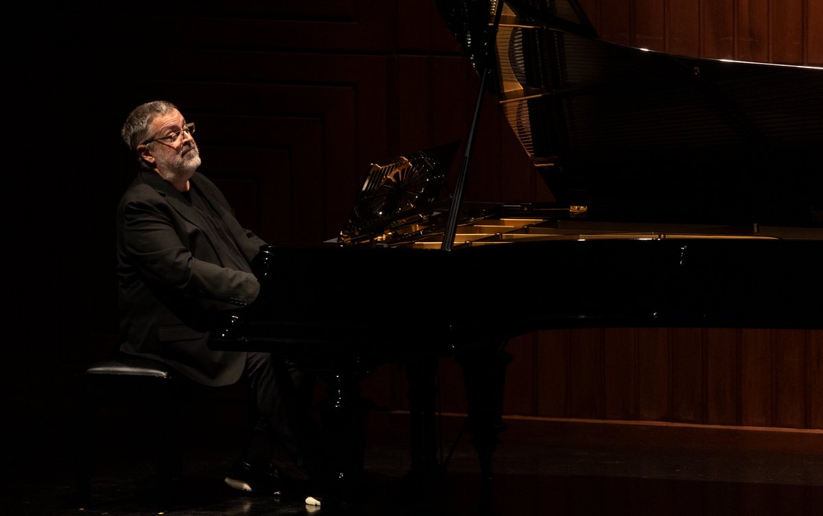 Para além do programa, o pianista ainda ofereceu à plateia três encores: Impromptu, de Liszt, Romance, de Sibelius e Arabesque Valsante, de Misha Levitzky. ✨