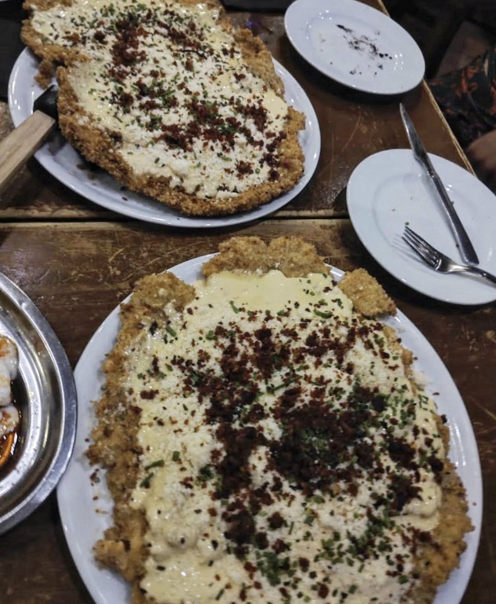 ¿Quién dijo que los martes no pueden ser el mejor día de la semana? 
Bajo la carpa cocinamos emociones fuertes. Disfruta de este show vicioso: 𝐞𝐬𝐜𝐚𝐥𝐨𝐩𝐞 𝐝𝐞 𝐜𝐞𝐫𝐝𝐨 𝐜𝐨𝐧 𝐲𝐞𝐦𝐚 𝐚𝐡𝐮𝐦𝐚𝐝𝐚, 𝐜𝐞𝐛𝐨𝐥𝐥𝐢𝐧𝐨 𝐲 𝐩𝐚𝐫𝐦𝐞𝐬𝐚𝐧𝐨.
#Reus #escalope (📸: Duque)