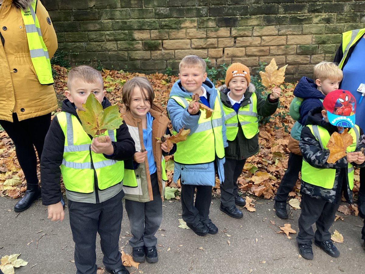 HighViewY1's tweet photo. 1LB really enjoyed our walk this morning and found lots of signs of Autumn. The children enjoyed spotting squirrels as well. @HighViewPLC https://t.co/bNmOLchCqK