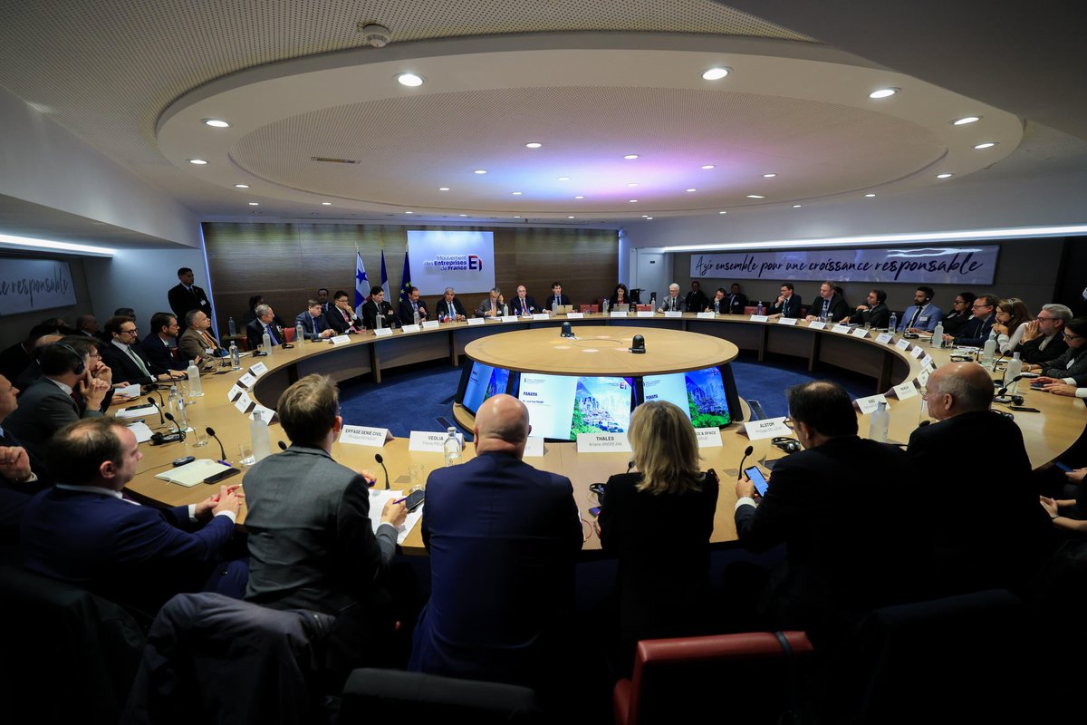 JoseRaulMulino's tweet photo. El futuro de Panamá se escribe con innovación y avanza con paso firme. Hoy en París, más de 24 megaempresas francesas mostraron su interés en proyectos clave como el tren Panamá-David, el teleférico de San Miguelito y la expansión del Canal. 

El compromiso de mi gobierno es claro: fortalecer la infraestructura y abrir nuevas oportunidades; así reafirmamos que Panamá, sin lugar a dudas, es un país seguro y confiable para la inversión.