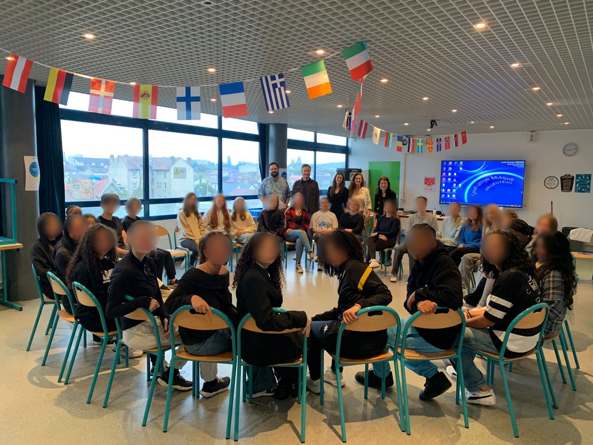 0950666h's tweet photo. Lors des #ErasmusDay, le lycée a accueilli les correspondants allemands du lycée Hans Carossa, Spandau, dans le cadre d'un nouveau projet de mobilité Erasmus +

Article complet sur le site du lycée ▶️ https://t.co/oI35m16zPG 

@ErasmusplusFR @DareicV @acversailles https://t.co/vcJtsdumnk