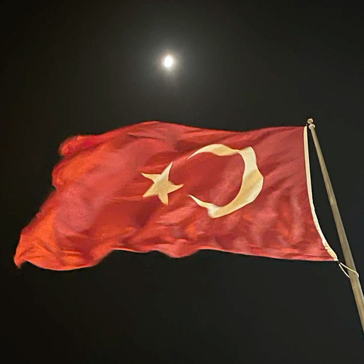 Cemil Meriç der ki;

“Artık sağcı, solcu kalmadı. Elimizde bir vatan kaldı, bir de vatan hainleri!”
#ÜlkeBatıyorSUSMA