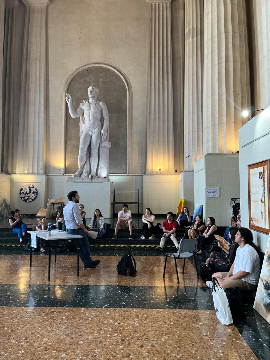 Ayer, la clase de mi curso no fue en el aula, sino en el espacio público de <a href="/DerechoUBA/">Facultad de Derecho</a>. Así, nos sumamos con un paro activo a la medida de fuerza por el recorte presupuestario.