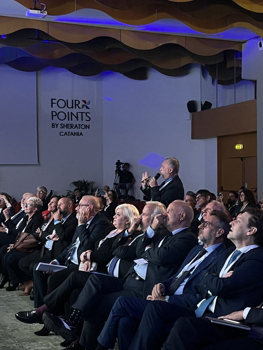 “Una questione di sistema: territori, categorie, gruppi e funzioni”

Introduciamo la sessione pomeridiana di questa IV conferenza focalizzata sui fondi e le strutture collegate, con un breve intervento del vice segretario generale Confcommercio nazionale Renato Mattioni