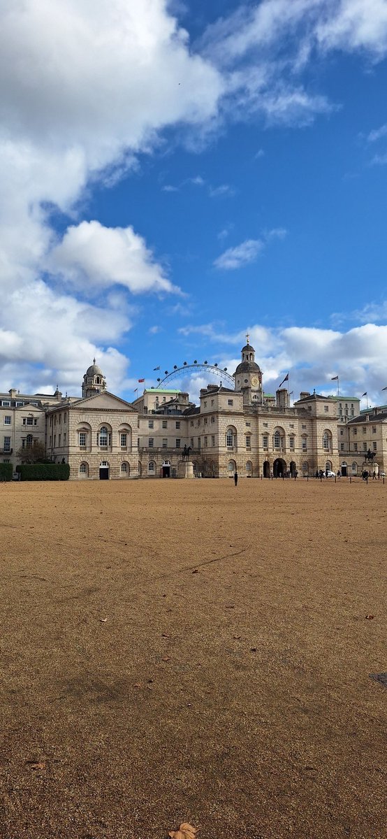 Stevie616's tweet photo. Managed to escape for a 5km at lunchtime. Lovely blue sky. Now stuck back in the office 😐 !! #ukrunchat #runningviews #calvesofsteel #running #tuesdaymotivation #London #londonrunning #lovelyday https://t.co/BU44mbzo6M