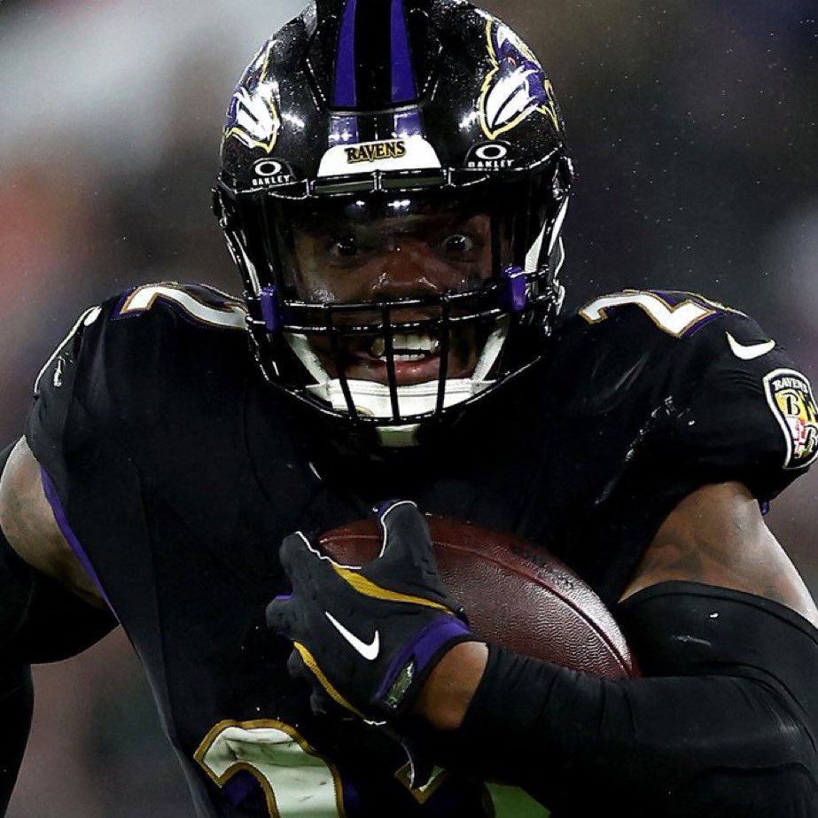 yalltitanup's tweet photo. Derrick Henry has more scrimmage yards (935) than the Titans have passing yards (875). ☠️ #TitanUp #RavensFlock https://t.co/XKzSWkBE9v