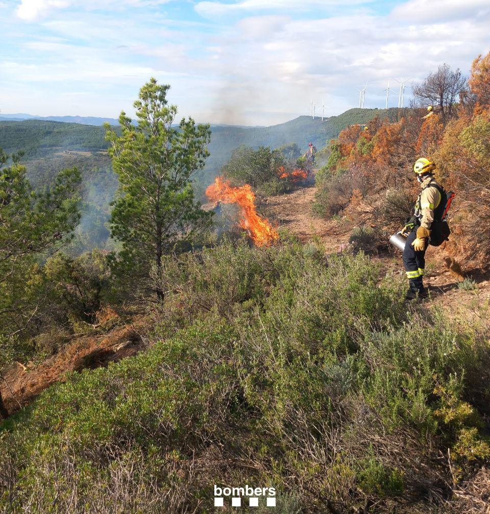 Si veieu fum per Rubió, avui el #GRAF #bomberscat estem fent una crema prescrita #rxfire al paratge Mas Rumbà. Amb actuacions com aquestes reduïm el risc d'incendi de vegetació en el medi natural