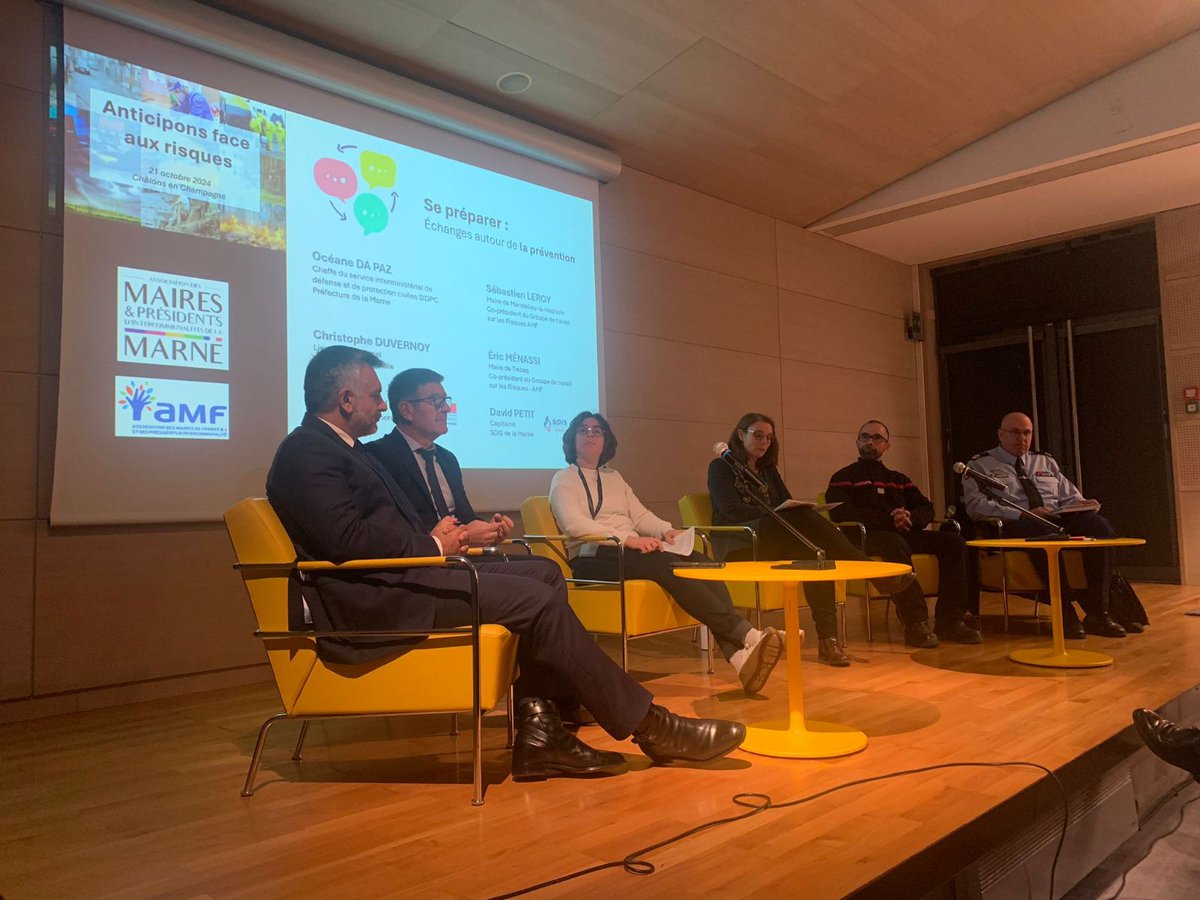 #Risques 

Le préfet Henri Prévost a clôturé à la Médiathèque Pompidou de #ChalonsenChampagne
les ateliers organisés par <a href="/Maires51/">Maires de la Marne</a>  sur le thème : Anticipons face aux risques : prévention et gestion de crise, en présence de <a href="/Franck_LEROY_/">Franck LEROY</a>  président de l'association,