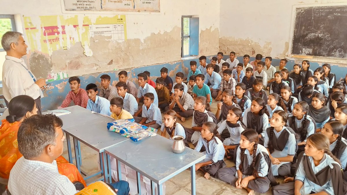 राजस्थान मरुधरा ग्रामीण बैंक द्वारा स्थानीय विद्यालय नोरवा में आयोजित संगोष्ठी कार्यक्रम में भाग लिया,और विद्यार्थियो को बैंक की कार्यप्रणाली, बचत खाता, नामिनी, अवांछित लिक्स, साइबर अपराध, विभिन्न ऋण, सुरक्षित डिजिटल लेनदेन, के बारे में जानकारी साझा की ।
#RMGB