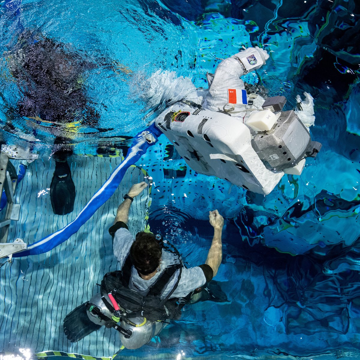 Soph_astro's tweet photo. _-_ Journal de bord d’une #astronaute #ESA _-_
{Houston 🇺🇸} Semaine 21 🗓️

🤿 6e session de formation EVA dans la NBL en scaphandre pressurisé, avec @esaastro_marco 🇨🇭, coachés par @Astro_Davids 🇨🇦.
C’est vraiment génial de voir les progrès d’une session à l’autre.  L'équipe d'instructeurs EVA, les plongeurs qui nous « escortent » pendant la session en scaphandre et l'équipe technique dans la salle de contrôle sont vraiment incroyables ! Tout le monde se consacre 100 % à l’acquisition des compétences et à la sécurité de tous.
🙏 Merci aux équipes EVA de @nasajohnson et de la NBL ! Et merci à David et Marco !

📚 J'ai également eu de nombreux cours sur les systèmes de l'ISS !

PS : Les maisons du coin sont très bien décorées, on se prépare pour Halloween 🎃

📷 Crédits: ESA/NASA