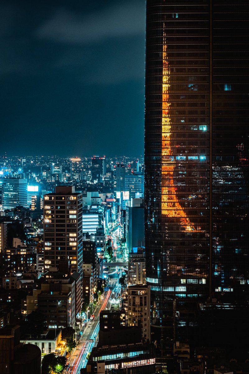 ビルに反射する夜の東京タワーが綺麗だった。