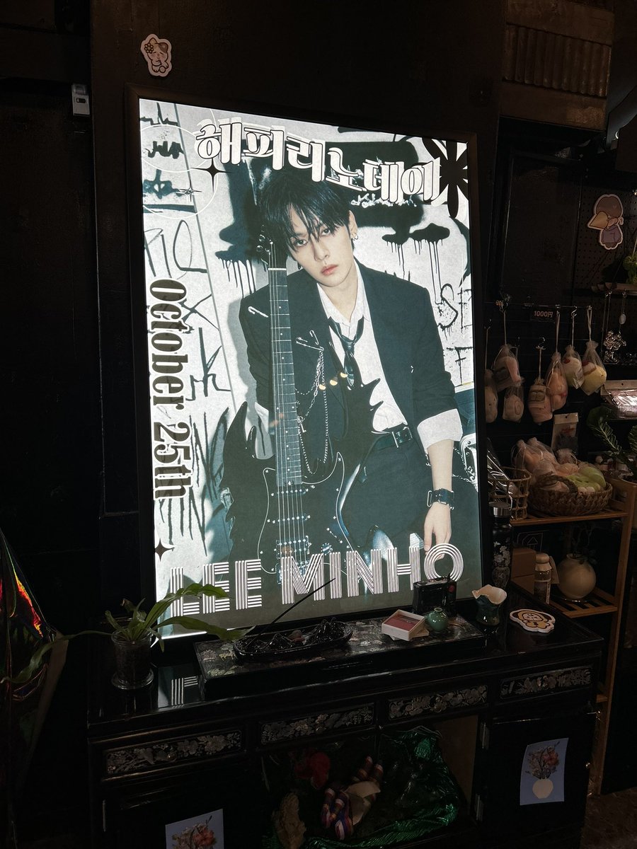 cafe_JINNY's tweet photo. 🎂Happy Birthday LEEKNOW🎂

Stray Kids リノくんセンイル
𝐝𝐚𝐭𝐞10.23~10.27

RT&フォローされた方から1名様に
[B1ポスター]をプレゼントします♪

STAYの皆様ご来店お待ちしております🎉

ネットでも予約受付中です！
https://t.co/kAa0pZpX02

先着特典もご���いますよ
人生4カット・6カットフレームは
追ってお知らせ致します💙

#straykids #leeknow #스트레��키즈 #スキズ
#カフェJINNY　#センイルカフェ