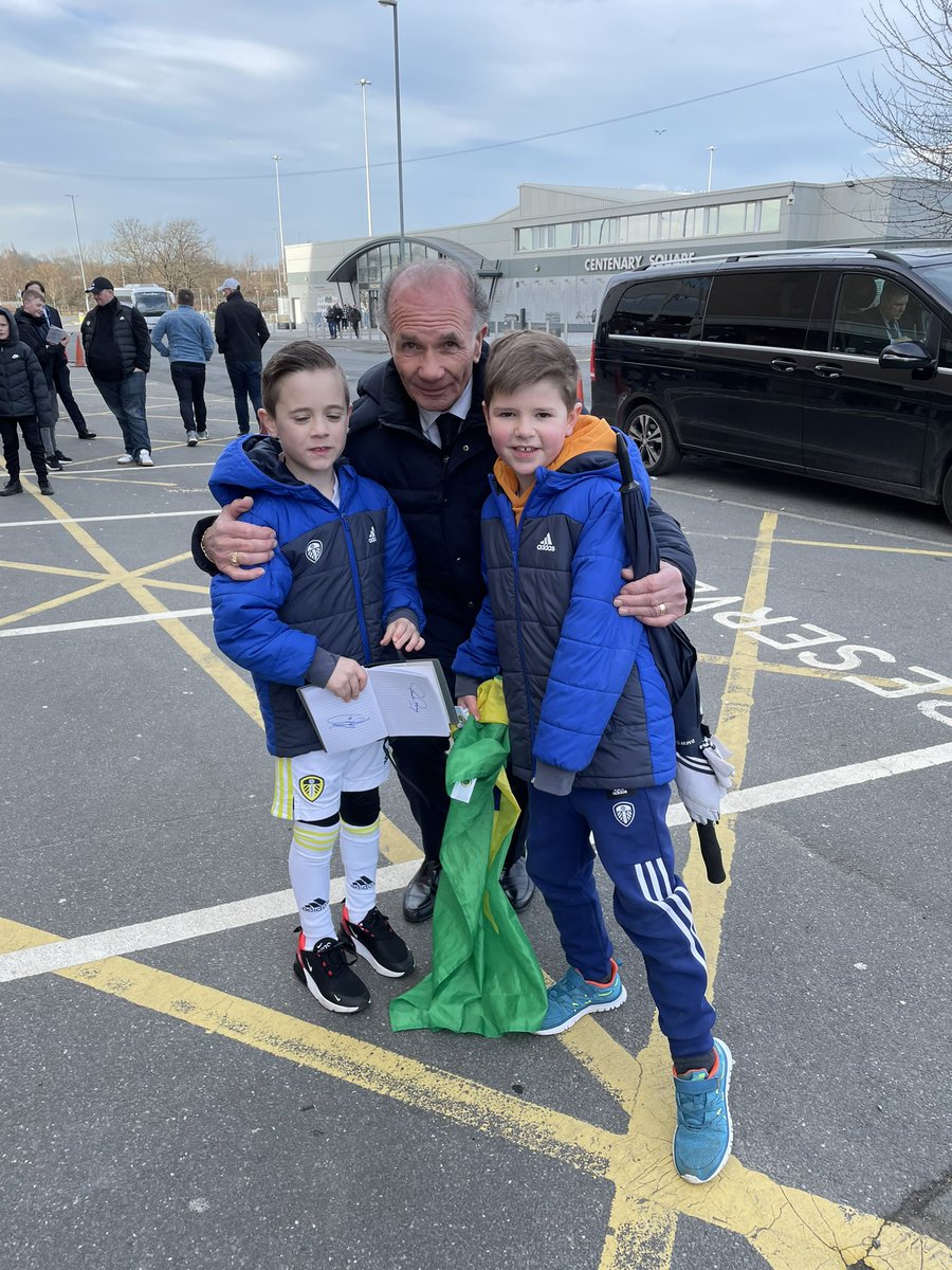 GormanDave72's tweet photo. @LUFC What a player 👏

Always make’s time after the match whenever we see him 

@DWak85 https://t.co/aMOr8sGrcS