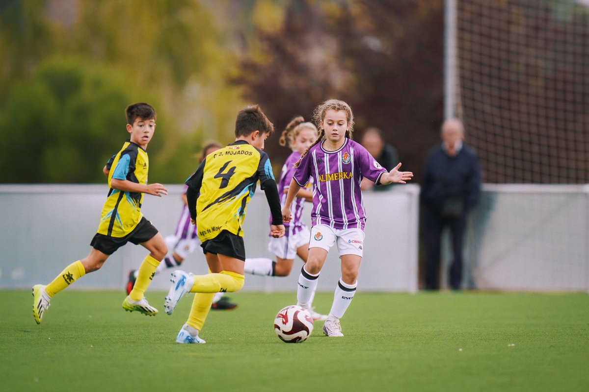 RVfemenino's tweet photo. 💪🏻🙂 Las más peques en acción

#pucela 💜 #RVFemenino https://t.co/VkUwR1kb3K