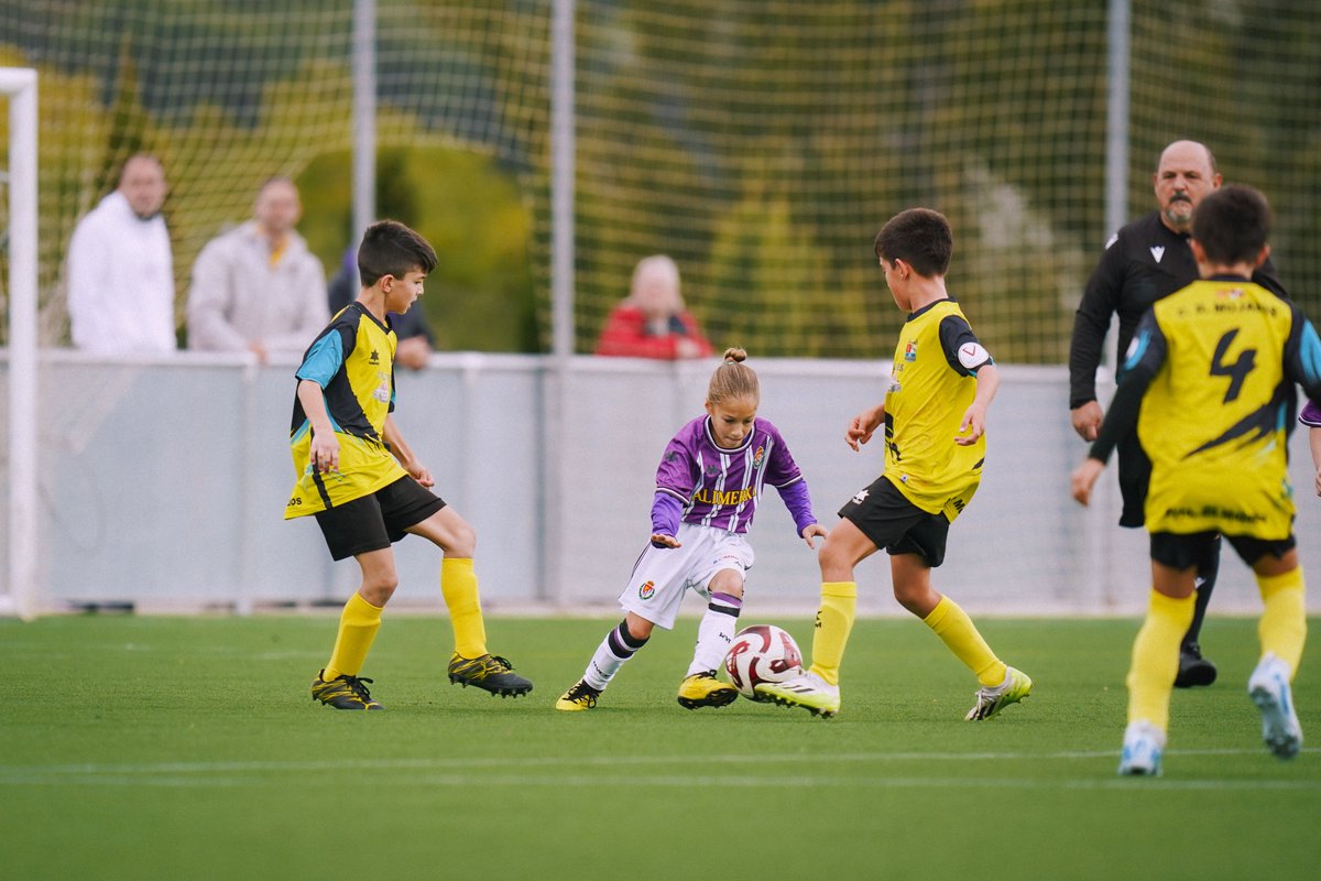 RVfemenino's tweet photo. 💪🏻🙂 Las más peques en acción

#pucela 💜 #RVFemenino https://t.co/VkUwR1kb3K