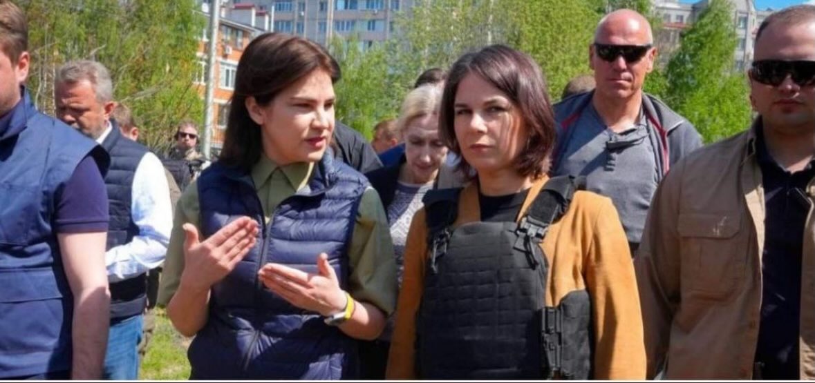 Habt ihr euch auch schon gefragt, wieso Baerbock beim Besuch von gefährlichen Krisengebieten, immer als einzige eine Schutzweste trägt?

Oder ist das ein Fallschirm und sie hat das Teil nur falschrum an? 🤔