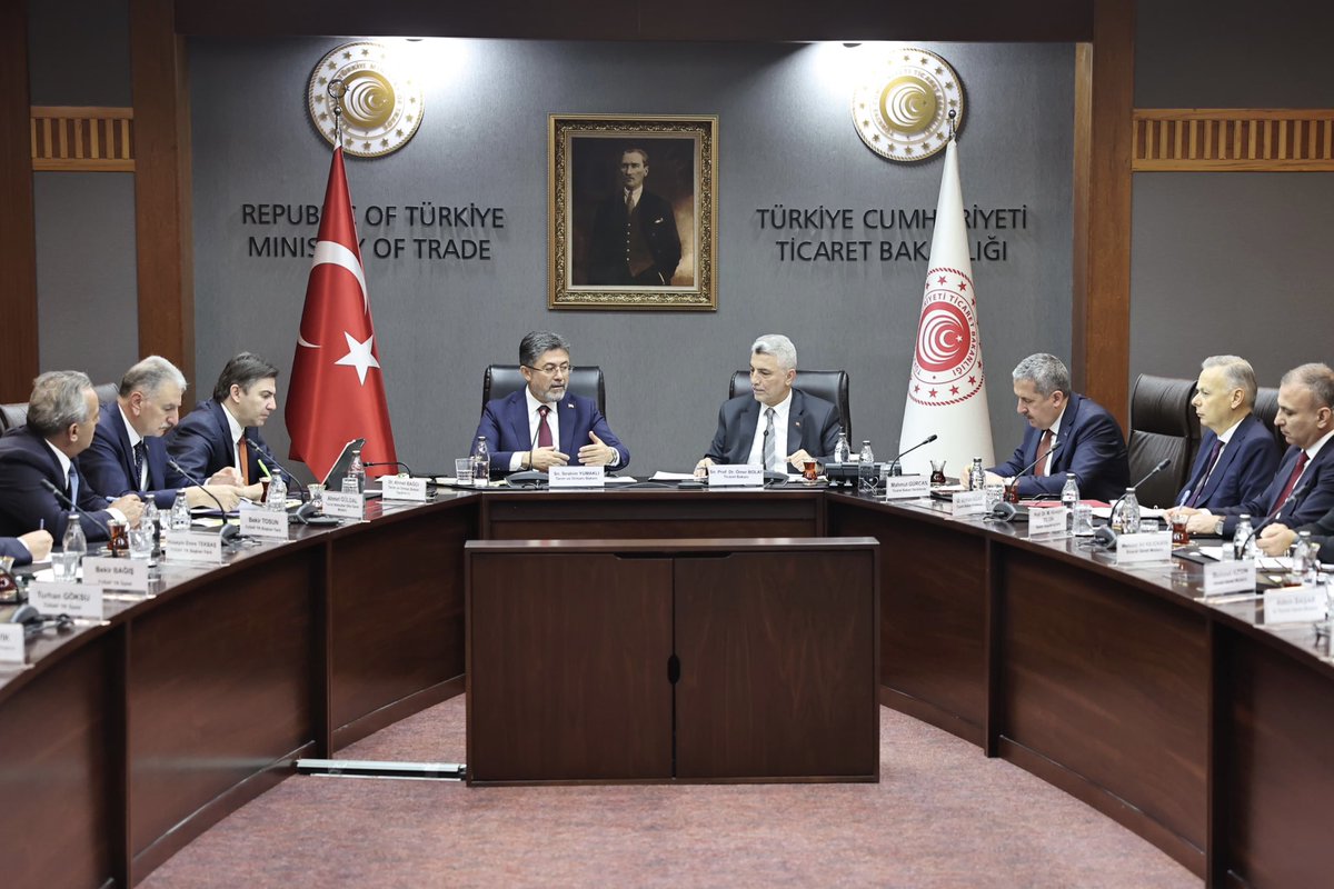 omerbolatTR's tweet photo. Bugün Tarım ve Orman Bakanımız Sayın İbrahim Yumaklı (@ibrahimyumakli) ve kurmaylarımız ile birlikte, Türkiye Un Sanayicileri Federasyonu (TUSAF) üyesi un sanayicileriyle Ticaret Bakanlığımızda Ankara’da bir araya geldik.

Dünyada buğday üretiminde önemli ülkeler arasında yer alan Türkiye, hem iç talebi karşılamakta, hem de ihracatta öne çıkmaktadır.

Hükümet olarak, üreticilerimizi ve çiftçilerimizi desteklemeye devam ederken, piyasada haksız fiyat artışları ile mücadeleye de kararlılıkla devam ediyoruz. Toplantıda Ticaret ve Tarım-Orman Bakanlıkları olarak, un sanayicilerimizle buğday, un, ve ekmek üretim ve tüketiminde, piyasa ve fiyat oluşumunda istikrarın mutlaka korunacağı hususunda mutabık kaldık. Tüm katılımcılara teşekkür ediyorum.