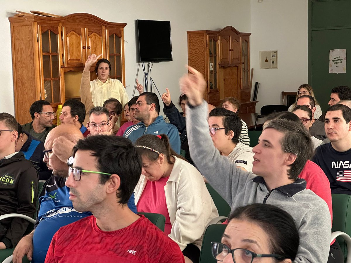 plena_merida's tweet photo. Hoy participamos en un taller de seguridad vial impartido Plena Inclusión Extremadura. Hemos aprendido normas de tráfico y seguridad vial para prevenir accidentes y circular por la calle con una movilidad más autónoma y segura.
#SeguridadVial #PlenaInclusión #CallesSeguras https://t.co/rTFTAMEs9h