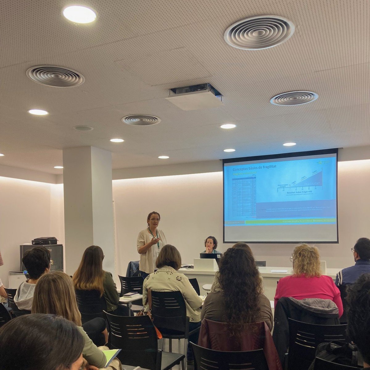 CAMFiC's tweet photo. La Dra. Esther Limón, MFiC i coordinadora del GdT #ATDOM, i la Dra. Laia Gené, membre del GdT #GentGran de la @CAMFiC, han exposat com és el pacient fràgil amb #MalaltiaRenalCrònica. #JornadaMRC #SalutRenal #AtencióPrimària https://t.co/D4PVjMDxSI