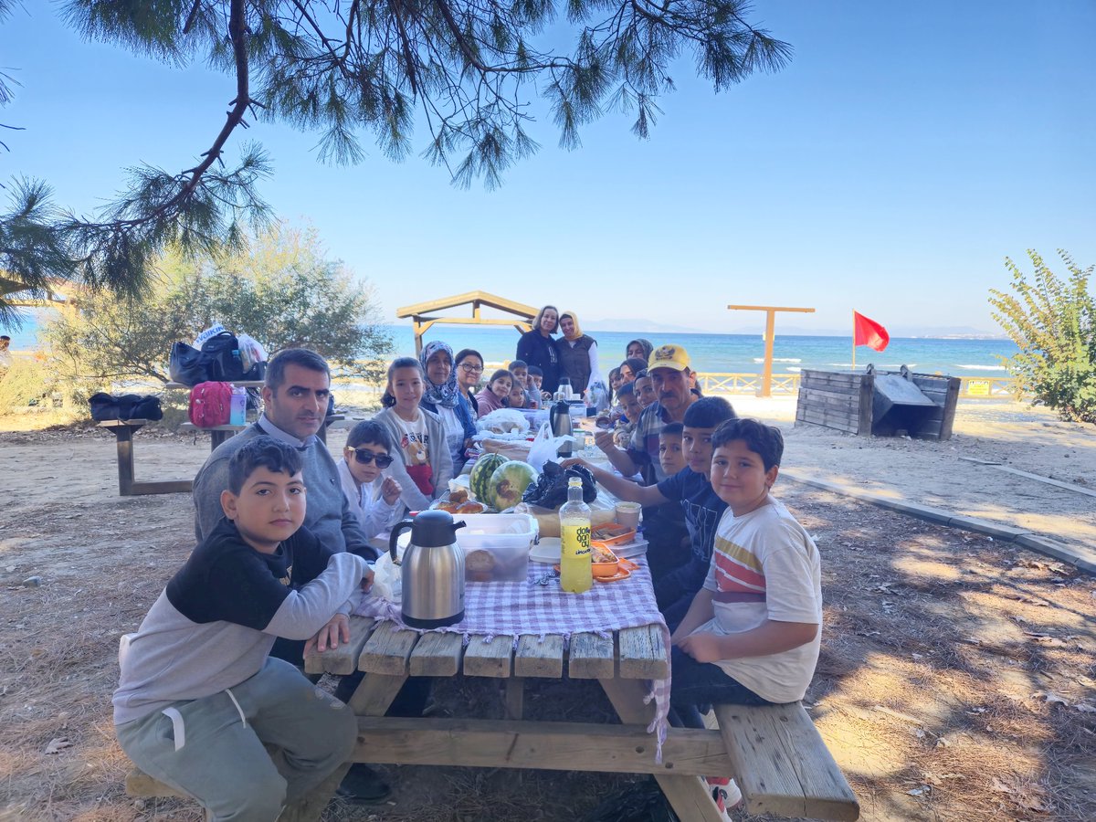 YenipazarGM_GSB's tweet photo. Güneşli bir günü de yanımıza alıp çocuklarımız ve velilerimizle soluğu deniz kenarında aldık 😇 https://t.co/fGtXEhMgxl