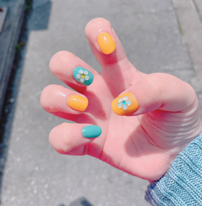  ①そらくん概念かわいい爪②たそ色お花爪③チークぎらぎら爪④お店のデザイン爪 