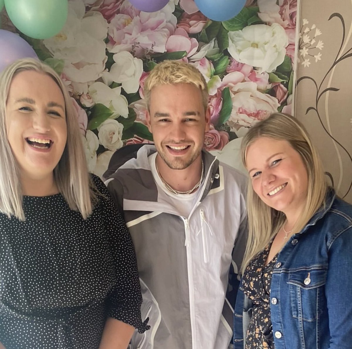 imthakur_007's tweet photo. Nicola Payne, Liam's sister, paying tribute to Liam. 🪽
Liam Payne will never die from fan’s heart.
#liampain #RIPLiamPayne #liampayn #LiamPayne #LiamPayneForever #LiamLawson #Liam_Payne #liampyne #OneDirection 💔😭 https://t.co/mNYPBTeO9G