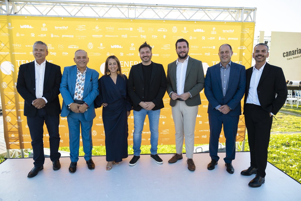 tenerifemoda's tweet photo. 📻 El equipazo de Las Mañanas de Kiss FM disfrutó en primera fila de la @TenerifeTfbca.
🫶🏼 Gracias por su buena energía, por disfrutar junto a nosotros de la moda de baño hecha en Canarias.
#TFBCA #CostaAdejex365Motivos #CostaAdeje #TenerifeModa https://t.co/41anoKPgno