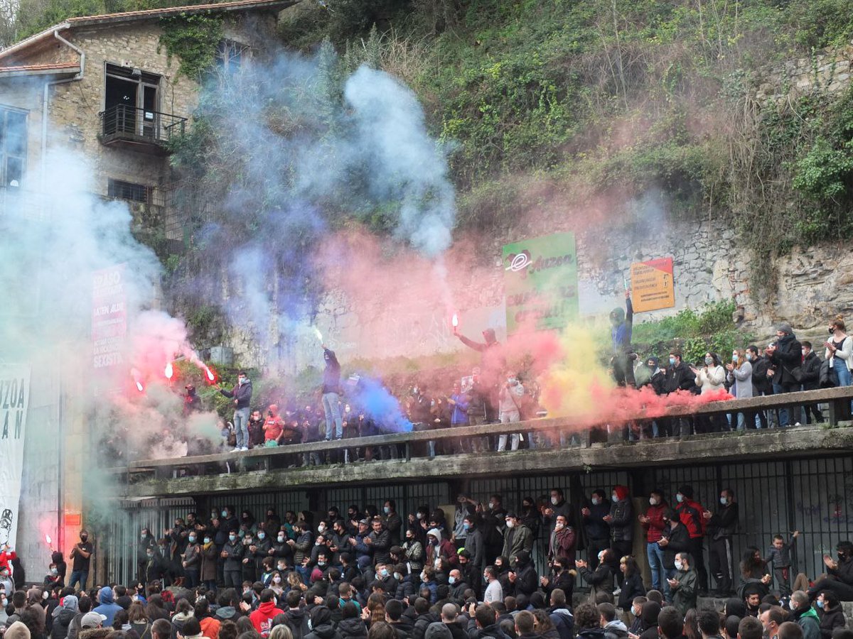 ADI!!!
Gaur 6 gaztek epaitegitik pasa beharko dute 30 urteko espetxe zigorrarekin.

Errepresiorik EZ! 🔥
Elkartasuna ANTOLATU!✊🏼