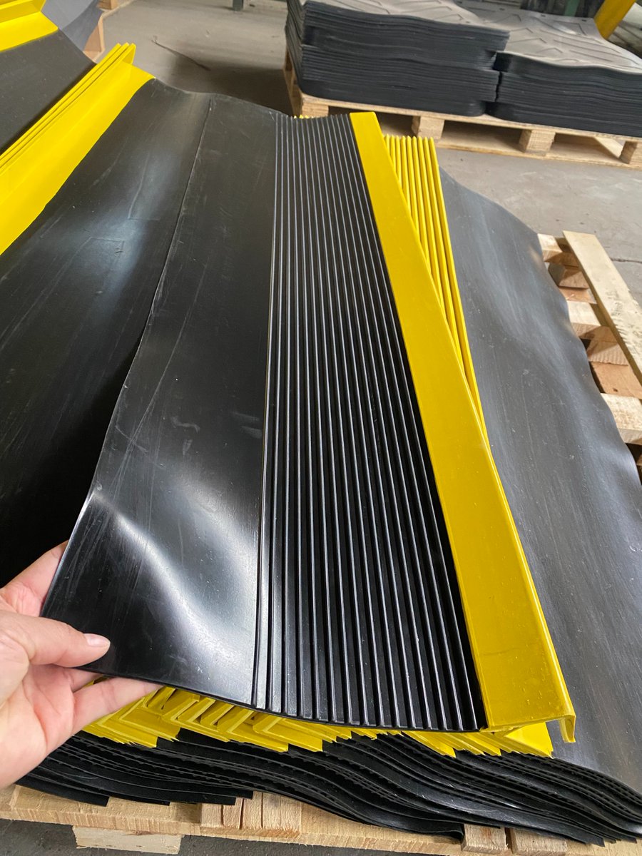 rubber_aaron's tweet image. Delivery 500pcs of stairs rubber mat today! Welcome to inquiry.

#rubberproducts #rubbermat #stairsmat #safemat