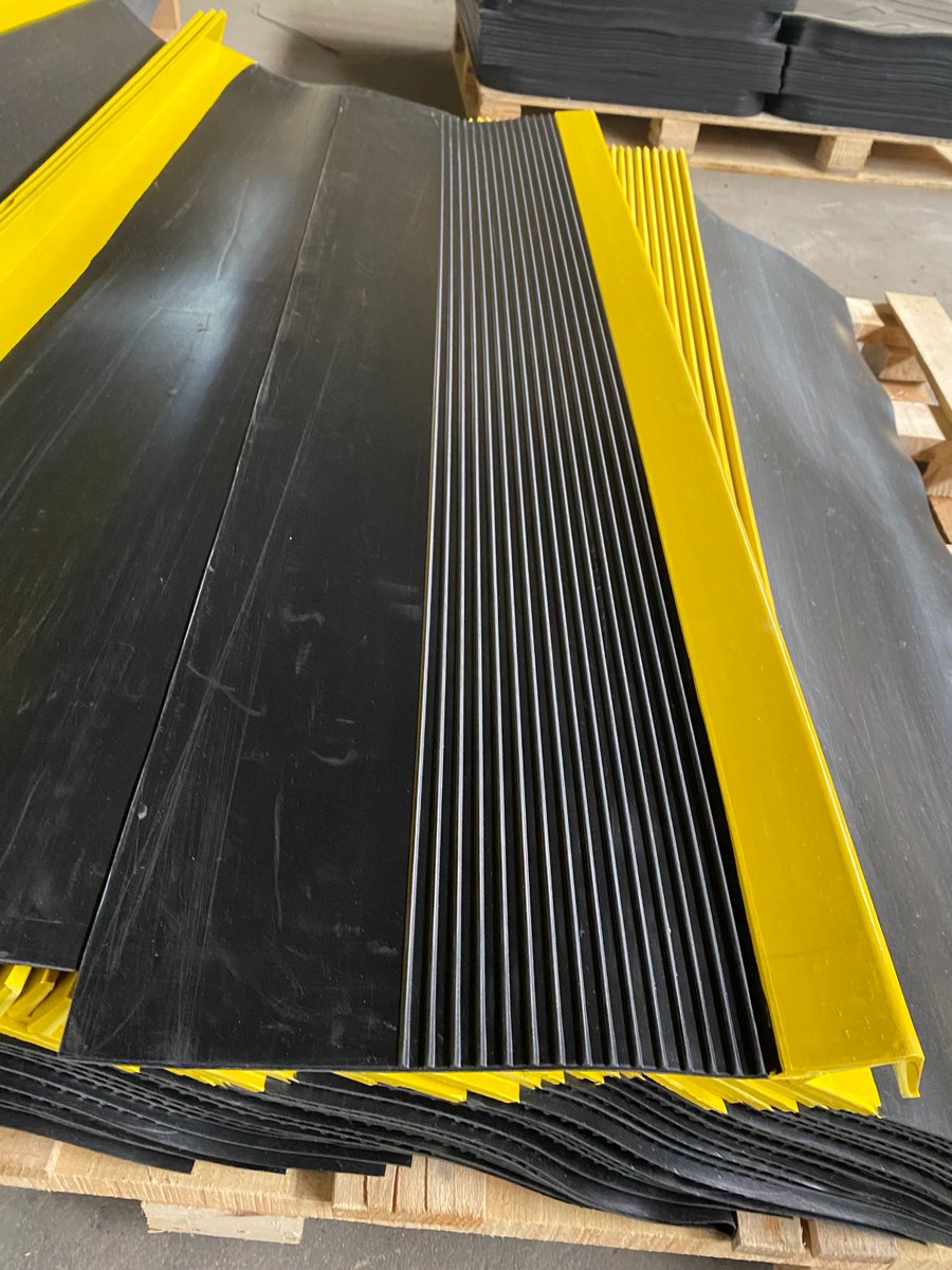 rubber_aaron's tweet image. Delivery 500pcs of stairs rubber mat today! Welcome to inquiry.

#rubberproducts #rubbermat #stairsmat #safemat