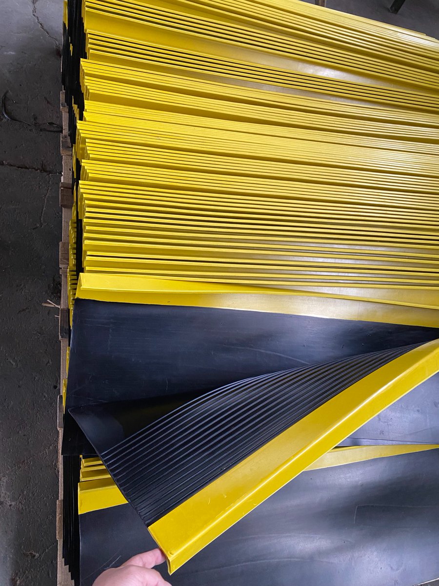 rubber_aaron's tweet image. Delivery 500pcs of stairs rubber mat today! Welcome to inquiry.

#rubberproducts #rubbermat #stairsmat #safemat