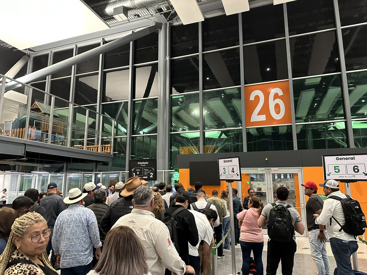 JAVT94's tweet photo. @VivaTeEscucha me parece increíble que, aún y en tus políticas indique que “por demoras superiores a 4hr por causas imputables a Viva Aerobus, en caso de que se requiera pernoctar, se dará alojamiento y transportación entre el sitio de alojamiento y el aeropuerto.”, indique tu… https://t.co/QYLfFv31ZZ