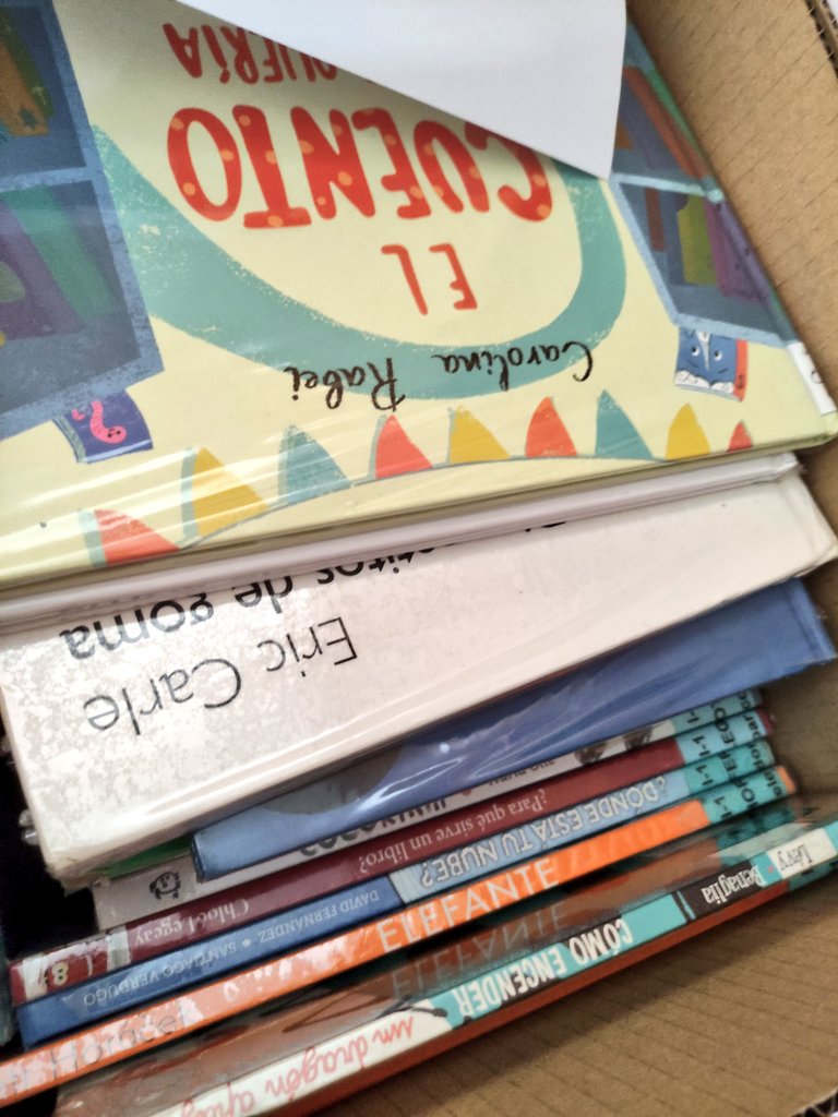 Lotes de #libros #infantiles 📚 que salen en #préstamo para arrancarse con la #lectura con los más pequeños, el ciclo de Educación Infantil 🗣️ 📖 hasta el colegio <a href="/PuertadeSancho/">CEIP Puerta deSancho</a> 

#BPMZAlmozara
#BPMZPréstamos