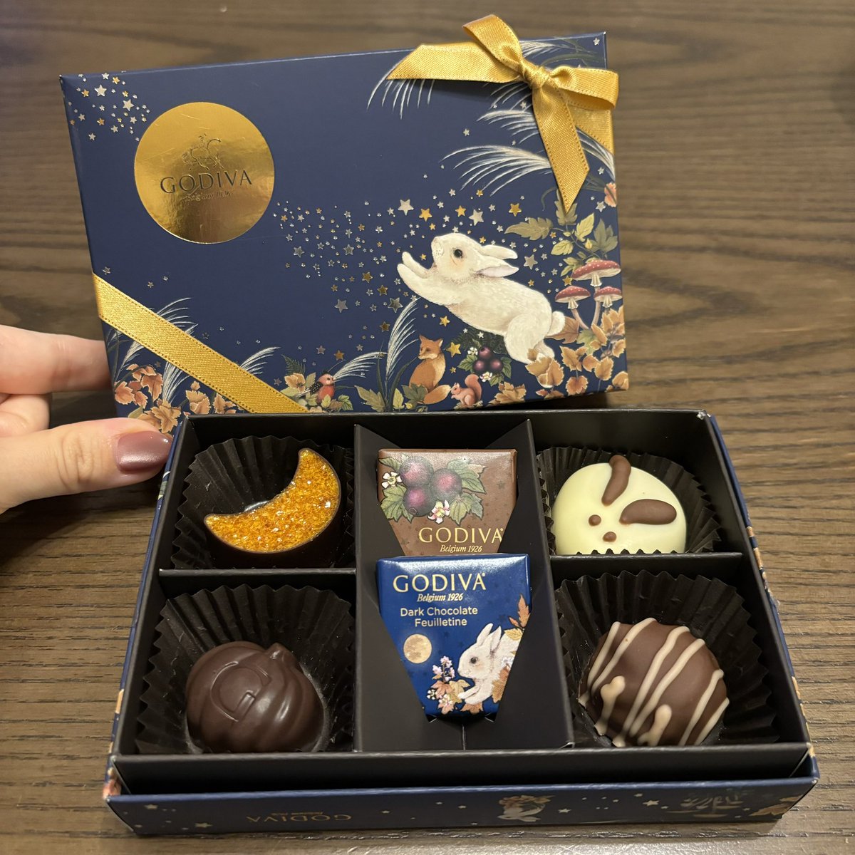 computerplanex's tweet photo. 家族からサプライズでGODIVA🍫

期間限定のお月見バージョン可愛すぎる、、🥹

今日はこれで自分を労う！！

本日もお疲れさまでした(´∀｀)✌︎

#GODIVA https://t.co/YT7eaiCL8b