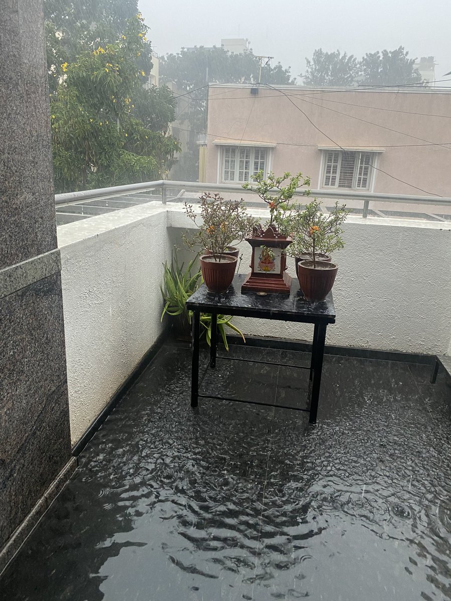 Mohankumar207's tweet photo. 3 pm at Bengaluru 🌧️  Heavy Rains

#Bengaluru #rain #BengaluruRains #BengaluruFloods #Bengalururain https://t.co/0gumODFTGX