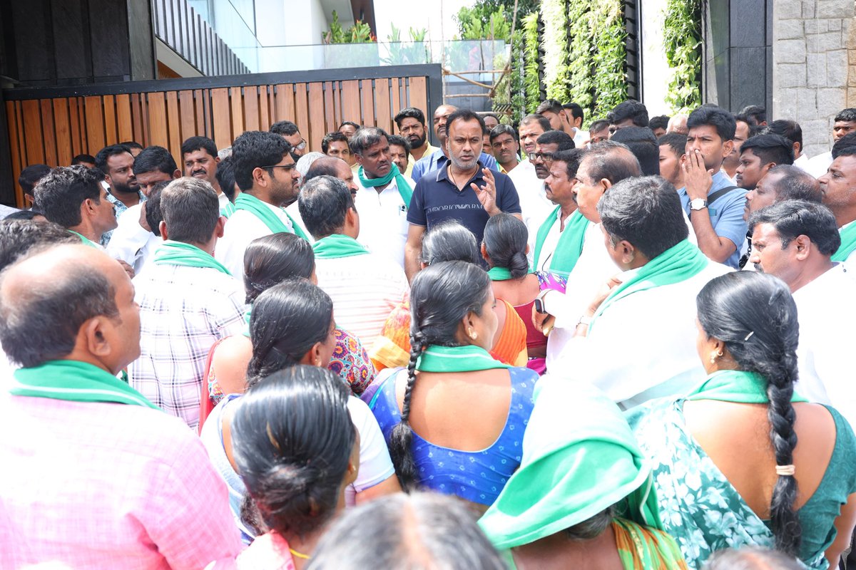 rajgopalreddy_K's tweet photo. రీజినల్ రింగ్ రోడ్డు బాధితులకు హామీ ఇచ్చిన కోమటిరెడ్డి రాజ్ గోపాల్ రెడ్డి గారు!! 

రీజనల్ రింగ్ రోడ్డు వల్ల తమ భూములు కోల్పోతున్న చౌటుప్పల్ మండలంలోని పలు గ్రామాల ప్రజలు, భువనగిరి నియోజకవర్గం లోని రాయగిరి ప్రజలు, గజ్వేల్ నియోజకవర్గ ప్రజలు మునుగోడు శాసనసభ్యులు శ్రీ కోమటిరెడ్డి రాజ్ గోపాల్ రెడ్డి గారిని హైదరాబాదులోని తన నివాసంలో కలిసి రీజినల్ రింగ్ రోడ్డు నిర్మాణంలో తమ భూములు కోల్పోతున్నామని ప్రభుత్వంతో మాట్లాడి అలైన్మెంట్ మార్పించాలని  లేదా బహిరంగ మార్కెట్ విలువ ద్వారా పరిహారమైన చెల్లించాలని కోరారు..

ఈ సమస్య తన దృష్టిలో ఉందని త్వరితగతిన ముఖ్యమంత్రి గారి దృష్టికి తీసుకెళ్లి మీ సమస్యను చర్చిస్తానని రీజినల్ రింగ్ రోడ్డు  బాధితులకు హామీ ఇచ్చిన ఎమ్మెల్యే రాజ్ గోపాల్ రెడ్డి గారు..

#RegionalRingRoad